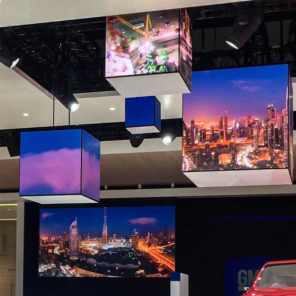 Múltiples cubos LED suspendidos