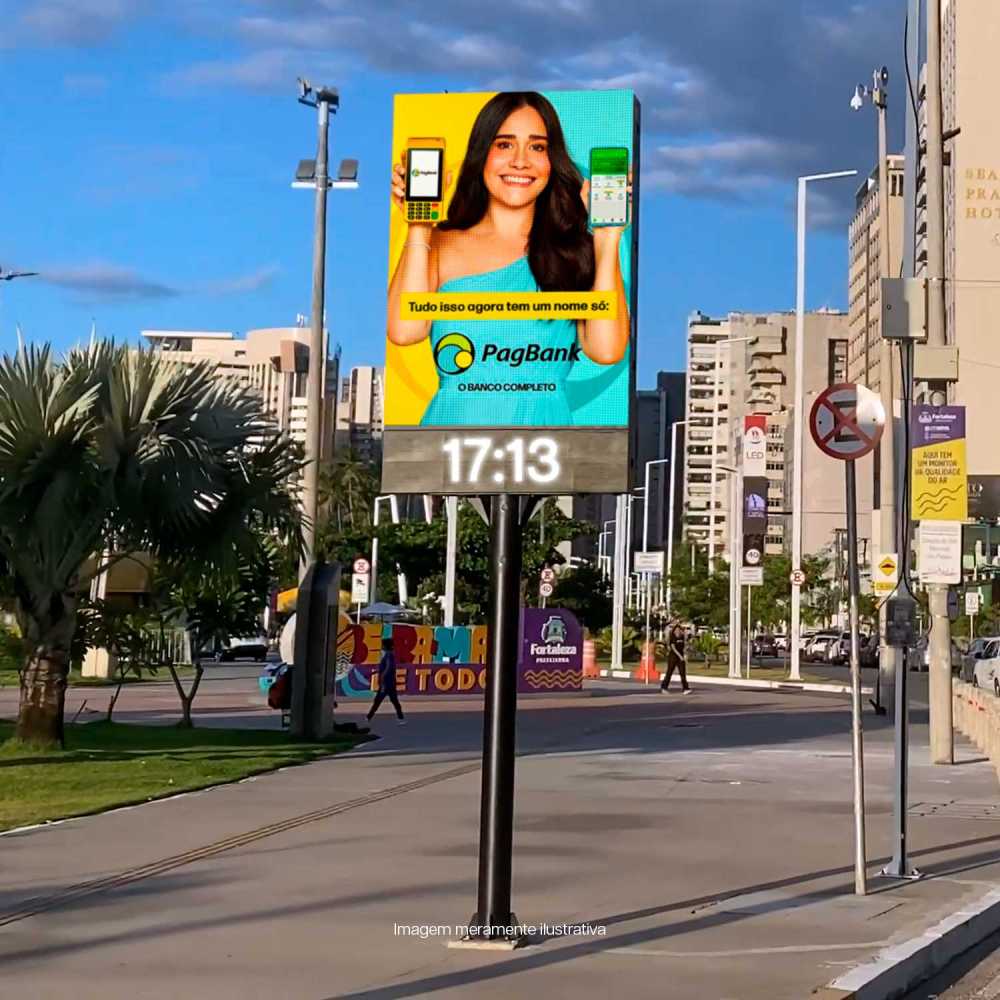 Tótem LED Outdoor con Pedestal en plaza